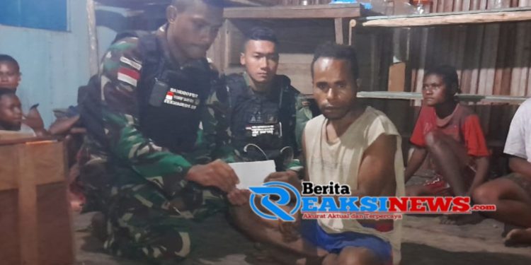 Peduli Sesama, Satgas Yonif 310/KK Melayat dan Beri Bantuan Untuk Keluarga Duka
