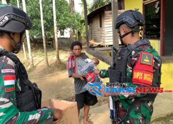Bagikan Pakaian dan Alat Tulis, Bentuk Perhatian Satgas Yonif 310/KK Pada Warga di Pedalaman Papua