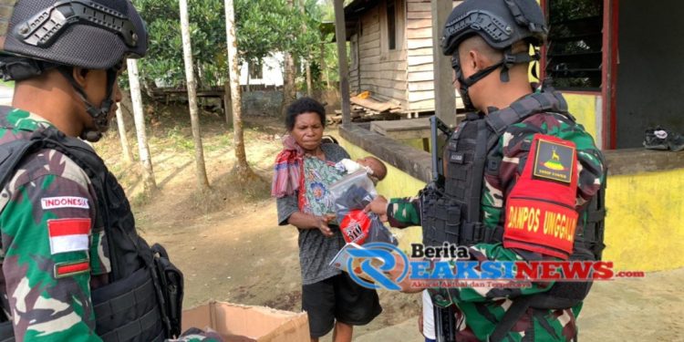 Bagikan Pakaian dan Alat Tulis, Bentuk Perhatian Satgas Yonif 310/KK Pada Warga di Pedalaman Papua