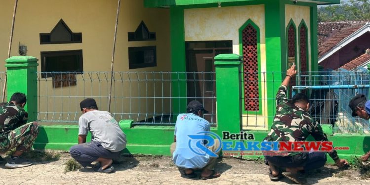 Sambut HUT RI ke 79 Satgas TMMD ke 121 Kodim 0622/Kab. Sukabumi bersinergi dengan masyarakat membersihkan rumah Ibadah