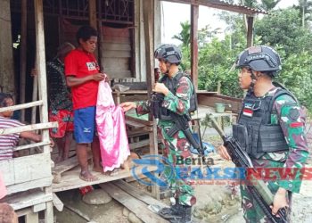 Hari Kemerdekaan Datangkan Kebahagiaan, Satgas Yonif 310/KK Bagikan Puluhan Pakaian