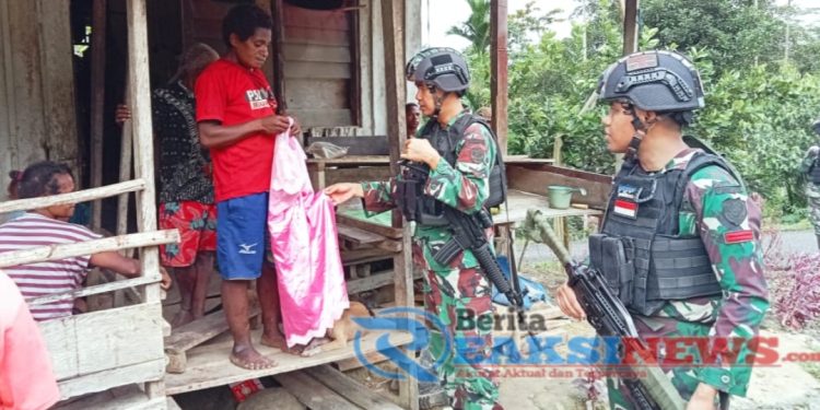 Hari Kemerdekaan Datangkan Kebahagiaan, Satgas Yonif 310/KK Bagikan Puluhan Pakaian