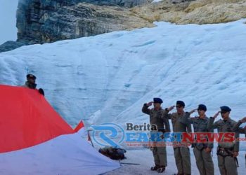 Peringati Hut RI Ke-79 Personil Satbrimob Polda Jabar Ikuti Pengibaran Bendera Merah Putih Di Puncak Tertinggi Gn Jayawijaya Papua