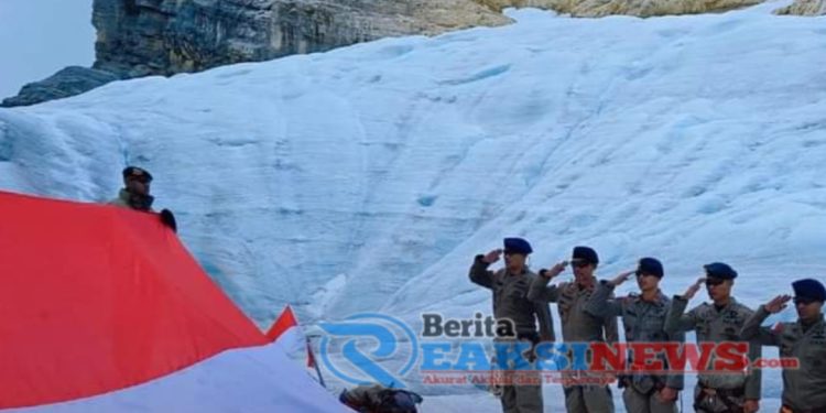 Peringati Hut RI Ke-79 Personil Satbrimob Polda Jabar Ikuti Pengibaran Bendera Merah Putih Di Puncak Tertinggi Gn Jayawijaya Papua