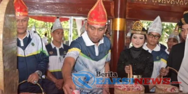 Kapolda Jabar Dan Kontingen Pon Xxi Provinsi Jawa Barat Ziarah Dan Tabur Bunga Ke Makam Tjut Nyak Dien
