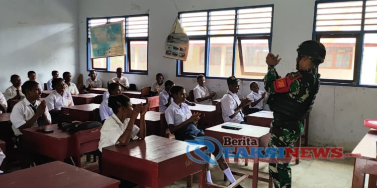 Peduli Gizi Anak-Anak Papua, Satgas Yonif 310/KK Bagikan Susu dan Biskuit