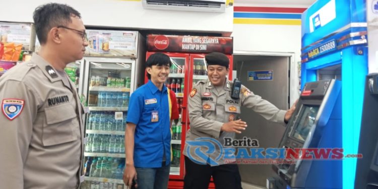 Anggota Patroli Polsek Lembursitu Pantau dan Cek Mesin ATM