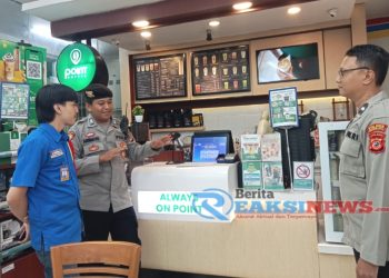 Anggota Patroli sambang Alfamart dan Indomaret di malam hari berikan himbauan kamtibmas