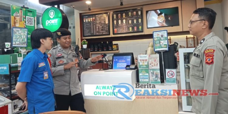 Anggota Patroli sambang Alfamart dan Indomaret di malam hari berikan himbauan kamtibmas