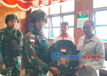 Aktif Berkontribusi Pada Bidang Pendidikan Di Perbatasan, Satgas Yonif 310/KK Berikan Bantuan