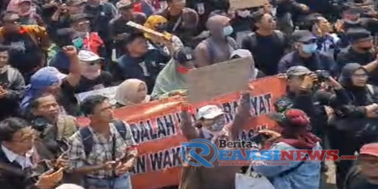 Ribuan Massa Padati Gedung DPR RI, Tolak Pengesahan Revisi UU Pilkada