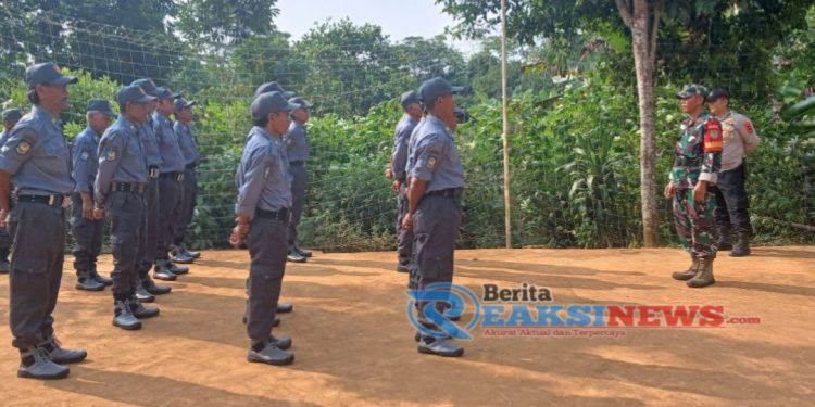 Jelang Pilkada, Babinsa Bojongkerta Pastikan Anggota Linmas Selalu Siap