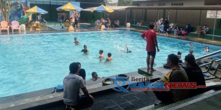 Patroli Tempat Wisata Kolam Renang Sport Garden Anggota Bhabinkamtibmas Polsek Lembursitu Sampaikan Himbauan Kamtibmas Pada Pengelola dan Pengunjung