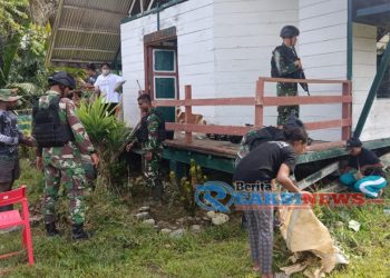 Bersama Bersihkan Gereja, Ini Yang Dilakukan Satgas Yonif 310/KK Dengan Warga Di Pedalaman Papua