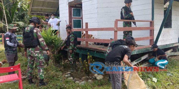 Bersama Bersihkan Gereja, Ini Yang Dilakukan Satgas Yonif 310/KK Dengan Warga Di Pedalaman Papua