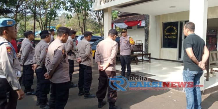 Apel Pagi dan Pengecekan Kelengkapan Personil Polsek Lembursitu sebagai Bentuk Kedisiplinan dan Kesiapsiagaan Polsek Lembursitu