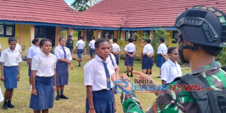 Berikan Motivasi Dan Keterampilan, Satgas Yonif 310/KK Latihkan PBB Bagi Pelajar Di Perbatasan