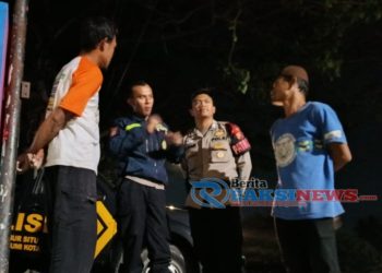 Anggota Polsek Lembursitu Ngobrol Bersama Masyarakat, Patroli Dialogis malam hari Petugas Sampaikan Pesan Kamtibmas