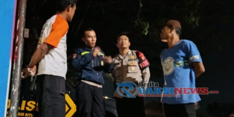 Anggota Polsek Lembursitu Ngobrol Bersama Masyarakat, Patroli Dialogis malam hari Petugas Sampaikan Pesan Kamtibmas