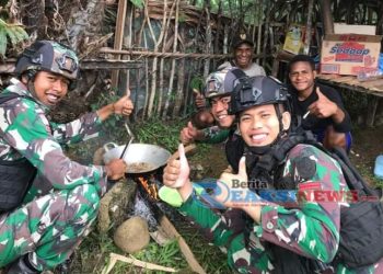 Keseruan Satgas Yonif 310/KK Berburu Ulat Sagu