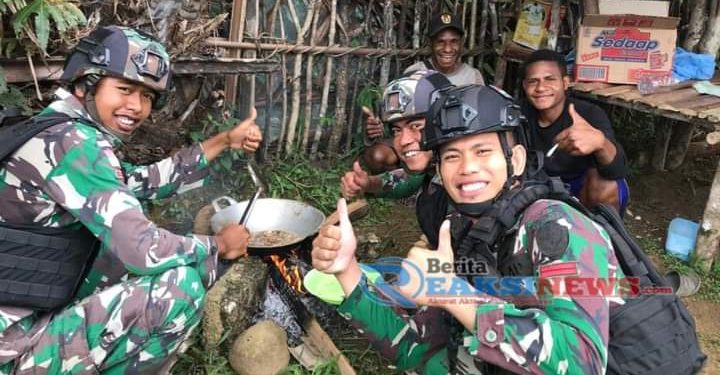 Keseruan Satgas Yonif 310/KK Berburu Ulat Sagu