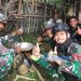 Keseruan Satgas Yonif 310/KK Berburu Ulat Sagu