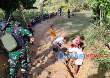 Tanamkan Cinta Kebersihan, Satgas Yonif 310/KK Bersama Siswa SD Bersihkan Lingkungan Sekolah