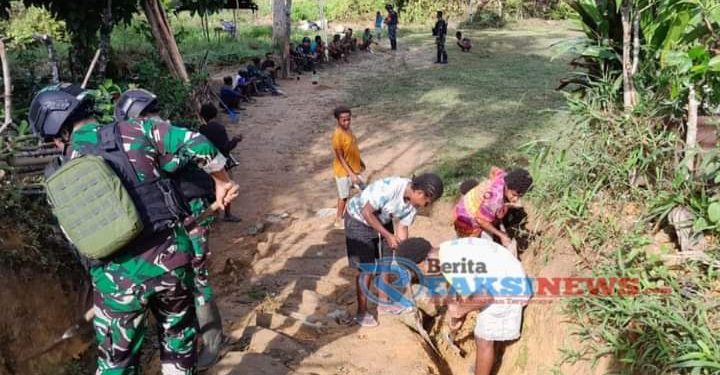 Tanamkan Cinta Kebersihan, Satgas Yonif 310/KK Bersama Siswa SD Bersihkan Lingkungan Sekolah