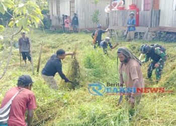 Kampung Bersih, Satgas Yonif 310/KK Ajak Warga Bersihkan Lingkungan Sekitar