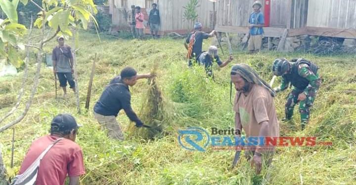 Kampung Bersih, Satgas Yonif 310/KK Ajak Warga Bersihkan Lingkungan Sekitar