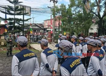 Jelang Pilkada, Babinsa Karang tengah Pastikan Anggota Linmas Selalu Siap