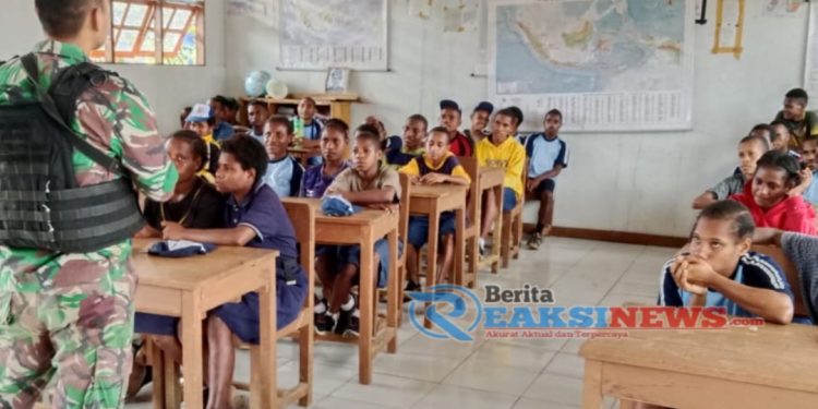 Bina Generasi Muda Di Pegunungan Bintang, Satgas Yonif 310/KK Berikan Ekstrakurikuler