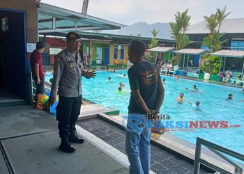 Patroli Tempat Wisata Kolam Renang Sport Garden, Anggota Bhabinkamtibmas Polsek Lembursitu Sampaikan Himbauan Kamtibmas Pada Pengelola Dan Pengunjung