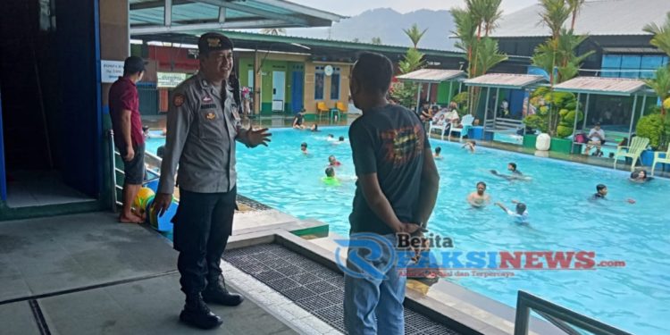 Patroli Tempat Wisata Kolam Renang Sport Garden, Anggota Bhabinkamtibmas Polsek Lembursitu Sampaikan Himbauan Kamtibmas Pada Pengelola Dan Pengunjung