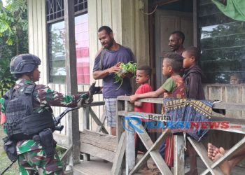 Satgas Yonif 310/KK Bagikan Hasil Penen Kebun, Warga Papua : Saya Akan Segera Memasaknya, Anak-Anak Pasti Senang