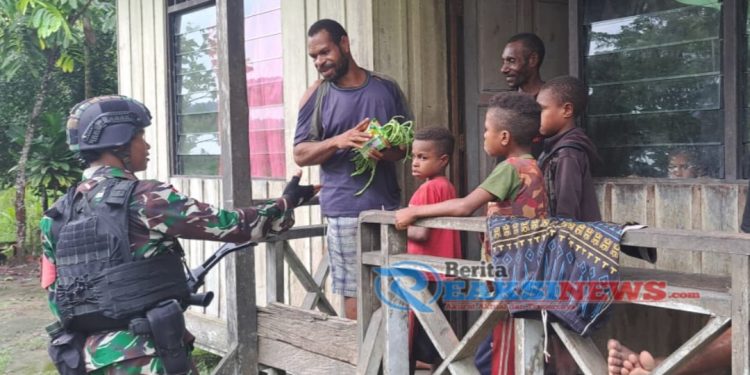 Satgas Yonif 310/KK Bagikan Hasil Penen Kebun, Warga Papua : Saya Akan Segera Memasaknya, Anak-Anak Pasti Senang