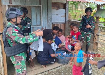 Hadirkan Kebahagiaan Anak Papua, Satgas Yonif 310/KK Bagikan Puluhan Pakaian