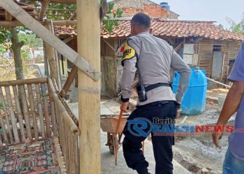 Bhabinkamtibmas Polsek Lembursitu Monitoring Pembangunan Gang Anggaran P2RW