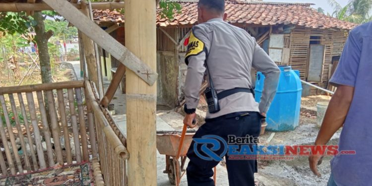 Bhabinkamtibmas Polsek Lembursitu Monitoring Pembangunan Gang Anggaran P2RW