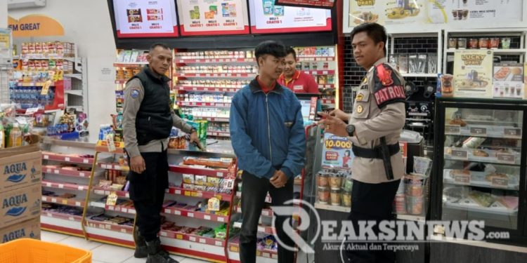 Patroli Sambang Alfamart dan Indomaret Berikan Himbauan Kamtibmas