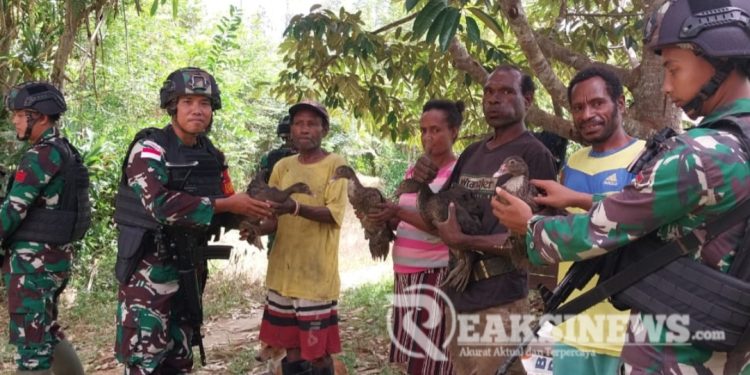 Tumbuhkan Minat Berternak, Anjangsana Satgas Yonif 310/KK Berikan Bibit Entok Untuk Warga