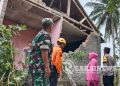 Kapolsek Tegalbuleud Polres Sukabumi Bersama Forkopimcam Berikan Bantuan Sembako kepada Korban Rumah Ambruk