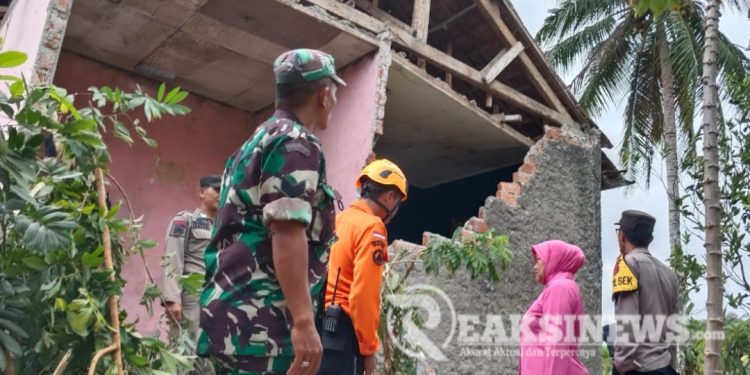Kapolsek Tegalbuleud Polres Sukabumi Bersama Forkopimcam Berikan Bantuan Sembako kepada Korban Rumah Ambruk