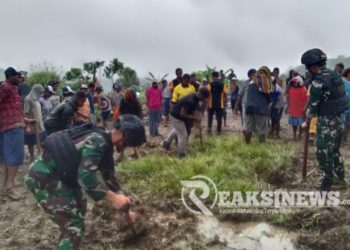 Satgas Yonif 310/KK Gelar Karya Bakti Bersihkan Bandara Perintis Okbibab