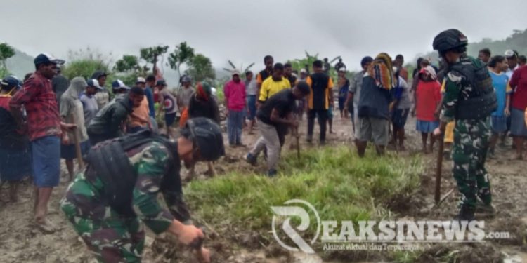 Satgas Yonif 310/KK Gelar Karya Bakti Bersihkan Bandara Perintis Okbibab