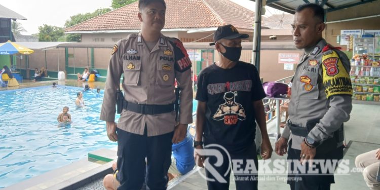 Patroli Tempat Wisata Kolam Renang Sport Garden Anggota Bhabinkamtibmas Polsek Lembursitu Sampaikan Himbauan Kamtibmas Pada Pengelola Dan Pengunjung