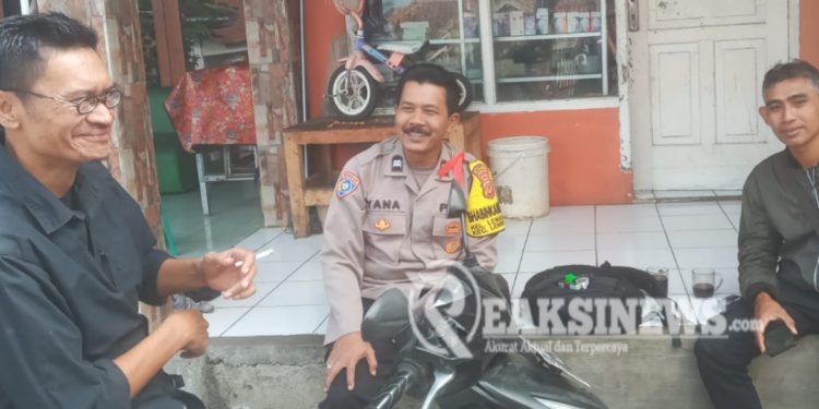 Bhabinkamtibmas Polsek Lembursitu Sambangi Karang Taruna Kp Bojong Loa