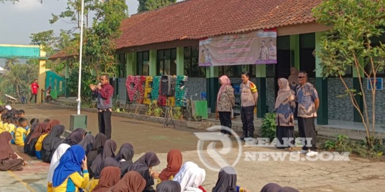 Bhabinkamtibmas Polsek Lembursitu Pembinaan di SDN Nangerang