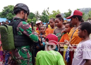 Bagikan Permen dan Makanan, Kedekatan Satgas Yonif 310/KK Dengan Anak-Anak Papua