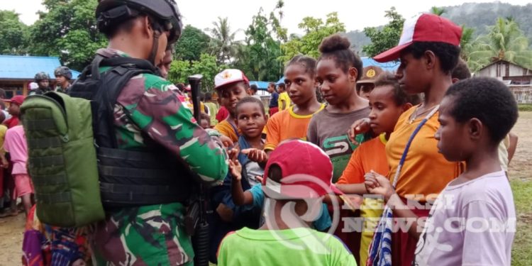 Bagikan Permen dan Makanan, Kedekatan Satgas Yonif 310/KK Dengan Anak-Anak Papua